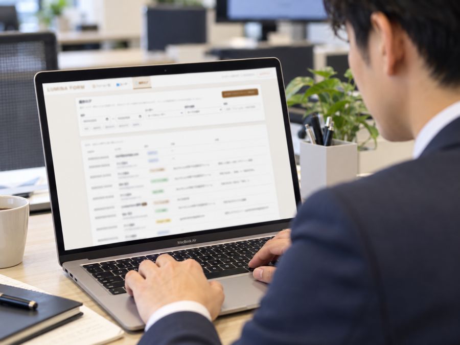 パソコンで管理画面を操作する会社員